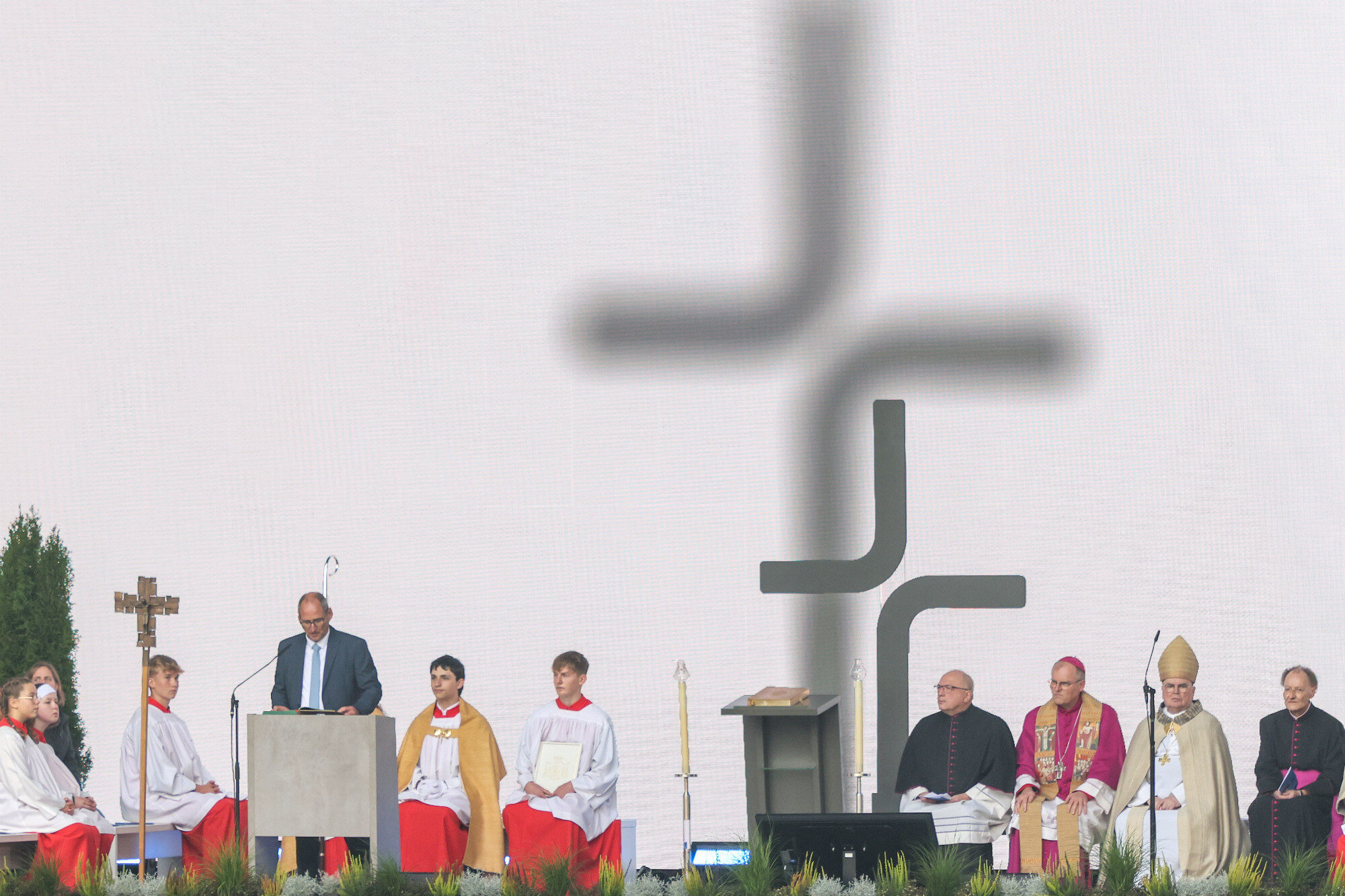 Wort-Gottes-Feier auf der Bühne mit sitzendem Bischof, WWK Arena Augsburg / Schulwerk