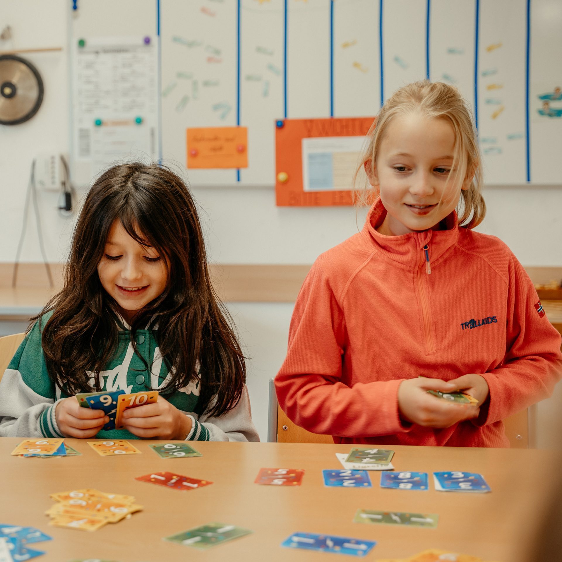 Zwei Mädchen spielen Karten in der offenen Ganztagsschule der St.-Michael-Grundschule Neu-Ulm