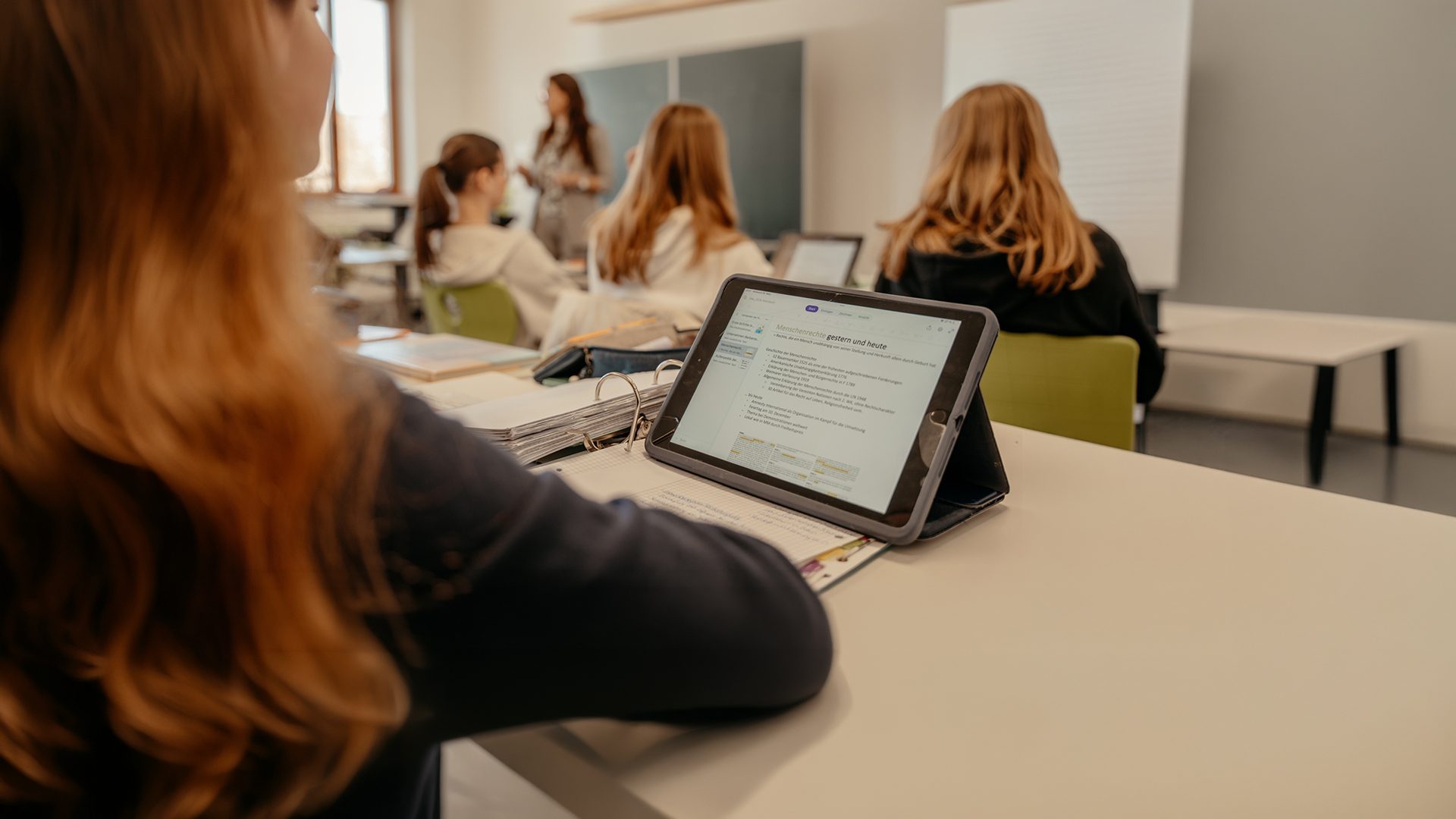 Tablet auf der Schulbank während des Unterrichts in der St.-Michael-Grundschule Neu-Ulm